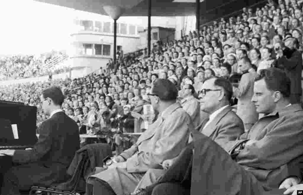 Nikada nije bilo više okupljenih na olimpijskom stadionu Helsingfors nego kada je Bili Grejem održao svoj čuveni govor juna, 1954. u Finskoj.