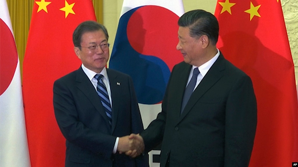 资料照片：中国国家主席习近平在北京人大会堂会见到访的韩国总统文在寅。（2019年12月23日）