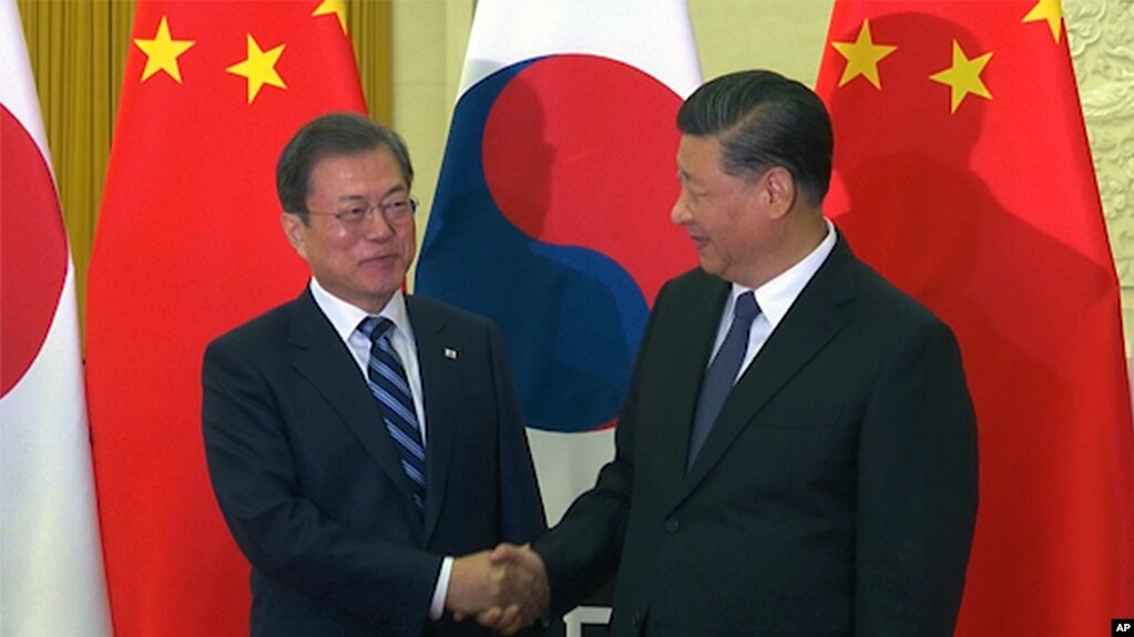 中国国家主席习近平在北京人大会堂会见到访的韩国总统文在寅。（2019年12月23日）(photo:VOA)
