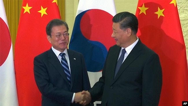 中国国家主席习近平在北京人大会堂会见到访的韩国总统文在寅。(2019年12月23日)