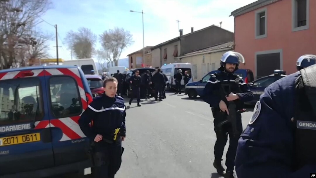 Na ovoj fotografiji preuzetoj sa Le depeš di mundi, vidi se policija na mestu incidenta u Trebeu, južna Francuska, 23. marta 2018.