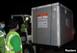 Vaksin AstraZeneca pengiriman pertama melalui fasilitas Covax tiba di bandara Soekarno-Hatta 8 Maret 2021 lalu (foto: dok).