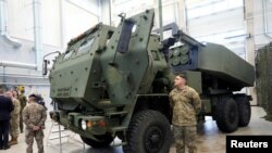 Армія США представляє HIMARS на військовій базі у Тапі