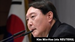 Mantan Jaksa Agung Yoon Suk-yeol menyatakan pencalonannya sebagai presiden di sebuah peringatan yang didedikasikan untuk pengorbanan pejuang kemerdekaan Yun Bong-gil, di Seoul, Korea Selatan, 29 Juni 2021. (Foto: Kim Min-Hee via REUTERS)