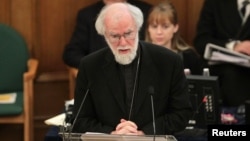 Uskup Agung Canterbury, Rowan Williams, berbicara dalam pertemuan Sinode Gereja Inggris di London, mengecam penolakan terhadap uskup perempuan. (Reuters/Yui Mok)