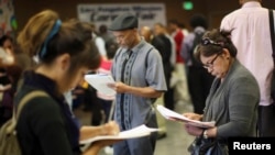미국 캘리포니아주 로스앤젤레스의 취업박람회에서 자료를 읽고 있는 구직자들. (자료사진)