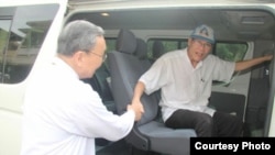 Linh mục/ Tù nhân lương tâm Nguyễn Văn Lý được giúp ra khỏi xe sau khi được trả tự do ngày 20//5/2016. (Courtesy - Archdiocese of Hue)