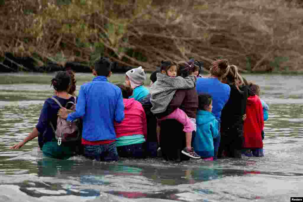 Migrants cross the Rio Bravo in Piedras Negras, Mexico, towards the United States, Feb. 19, 2019.