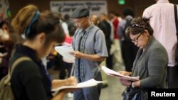 Para pencari kerja mengisi formulir aplikasi pada acara bursa kerja di Los Angeles, California (foto: ilustrasi). 