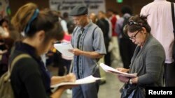 Para pencari kerja AS menghadiri bursa kerja di Los Angeles, California (foto: dok). 