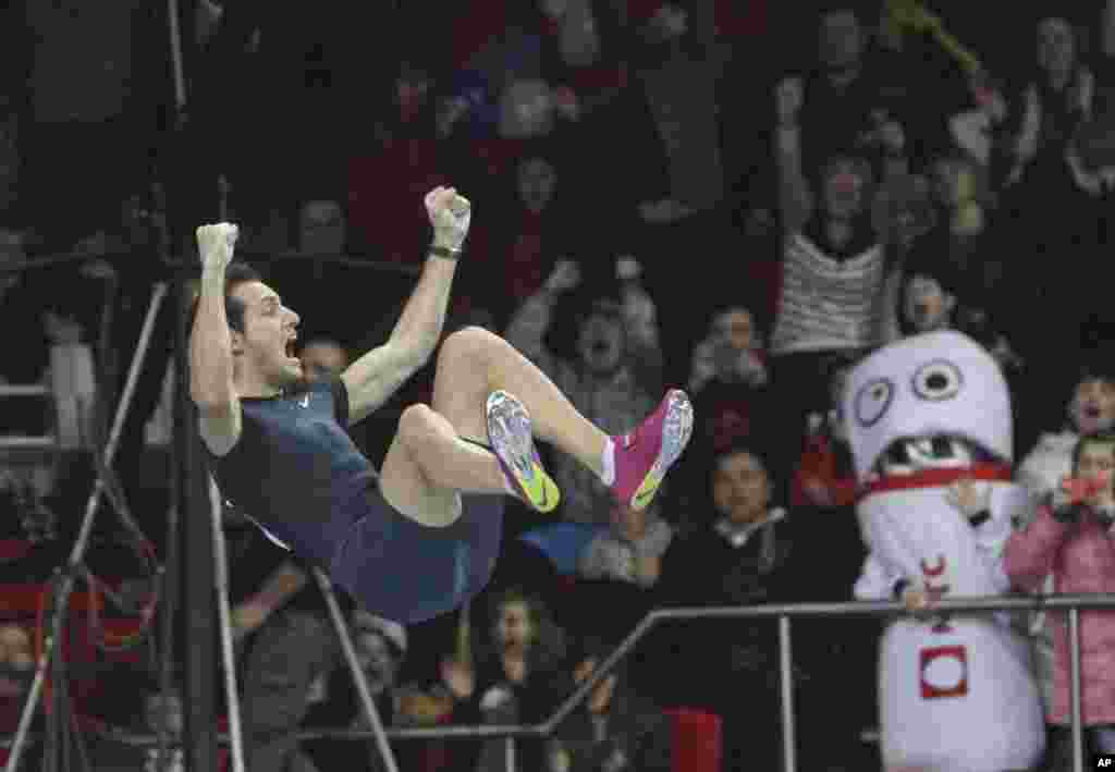 Renaud Lavillenie de la France célèbre après avoir établi un nouveau record du monde en salle de 6.16 mètres, lors de l&#39;événement &quot;Stars du saut à la perche&quot; à Donetsk, en Ukraine orientale, samedi 15 février 2014. 