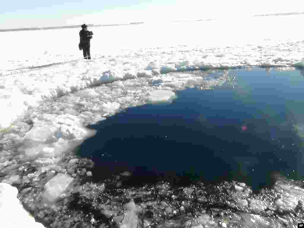 Lubang berdiameter enam meter pada danau Chebarkul tempat jatuhnya meteor di wilayah Chelyabinsk, sebelah timur Moskow (15/2).