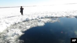 Meteor yang jatuh di danau Chebarkul, dekat wilayah Chelyabinsk, sekitar 1500 kilometer dari Moskow, Rusia ini membentuk lingkaran besar di danau yang membeku (15/2).