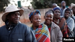 Zimbabwean voters queue to cast their ballots in the country's general elections in Harare, Zimbabwe, July 30, 2018.