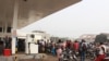 Des motocyclistes devant une station essence, à Lomé, au Togo, le 2 janvier 2018. (VOA/Kayi Lawson)
