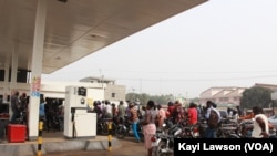 Des motocyclistes devant une station essence, à Lomé, au Togo, le 2 janvier 2018. (VOA/Kayi Lawson)