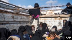 Des femmes et des enfants fuyant la dernière poche de l'État islamique e , dans l'est de la Syrie, le 11 février 2019.