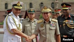 ဗိုလ်ချုပ်မှူးကြီးမင်းအောင်လှိုင်နှင့် အိန္ဒိယရေတပ်ဦးစီးချုပ် ရေတပ်ဗိုလ်ချုပ်ကြီး Nirmal Verma. သြဂုတ် ၃၊ ၂၀၁၂။