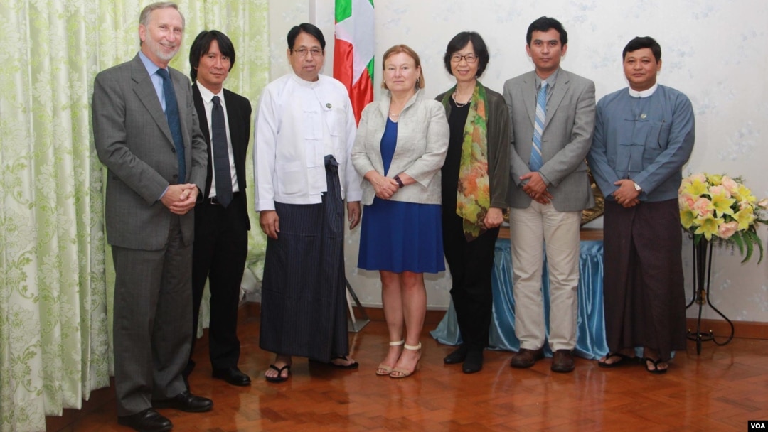 Amanda Bennett, center, attends a signing ceremony at Rangoon's Royal Park Hotel for an agreement to share content between the Voice of America and the Democratic Voice of Burma, Oct. 16, 2016. 