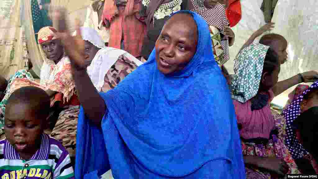 Cette femme du nord du Nigeria explique avoir fui les exactions de Boko Haram, Baga-Sola, Tchad, 2 avril 2016. (Photo voa Bagassi Koura).