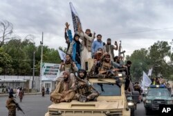 Taliban merayakan satu tahun sejak mereka merebut ibu kota Afghanistan, Kabul, di depan Kedutaan Besar AS di Kabul, Afghanistan, Senin, 15 Agustus 2022. (Foto: AP)