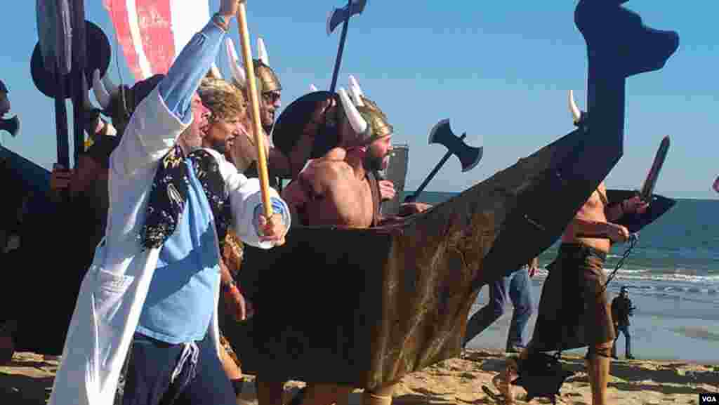 Decenas de personas desafían el frío y las gélidas aguas del Atlántico, en una &quot;carrera de pingüinos&quot; benéfica en la playa de Ocean City, Nueva Jersey. [Fotos: Mitzi Macías, VOA].
