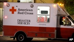 Xe của tổ chức Chữ Thập đỏ chở tiếp liệu đến cho những người cư ngụ trong nhà nơi ông Duncan, bệnh nhân nhiễm Ebola từng tiếp xúc. Các viên chức thành phố yêu cầu những người có tiếp xúc với bệnh nhân không rời nhà, 2/10/14