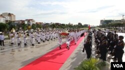 Hundreds of Cambodian government officials gathered to pay their respects to the late King Norodom Sihanouk to mark the third-year anniversary of his death at King Norodom Sihanouk Memorial on​ Independence Park, along Sihanouk Boulevard in Phnom Penh, Cambodia. ( Leng Len/ VOA Khmer)