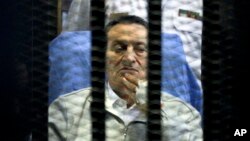 Hosni Mubarak fue trasladado en un helicóptero a un hospital en El Cairo.