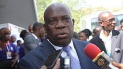 Governador do Zaire espantado ao presenciar tráfico de combustível