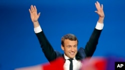 Kandidat garis tengah, Emmanuel Macron, sementara unggul dalam Pilpres Perancis hari Minggu (23/4), namun tidak berhasil meraih suara mayoritas dan harus bertarung lagi di putaran kedua. 