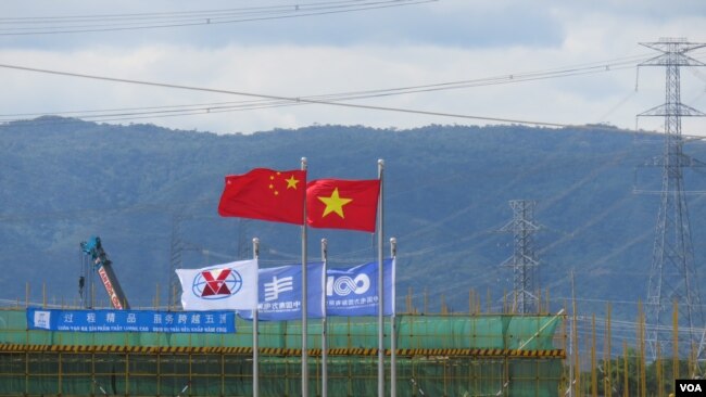 Quốc kỳ Trung Quốc đang tung bay tại Nhà máy Nhiệt điện Vĩnh Tân 1, và sẽ còn bay phấp phới ở khu vực xung yếu này trong hàng chục năm tới. Ảnh: Lê Anh Hùng