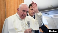 Le pape François à bord de son avions à la fin de son voyage apostolique en Bulgarie et en Macédoine du Nord, le 7 mai 2019.