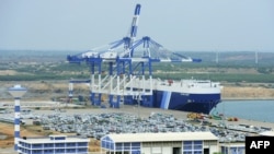 资料照片：2015年2月10日拍摄的斯里兰卡汉班托达深海港口设施全景。
