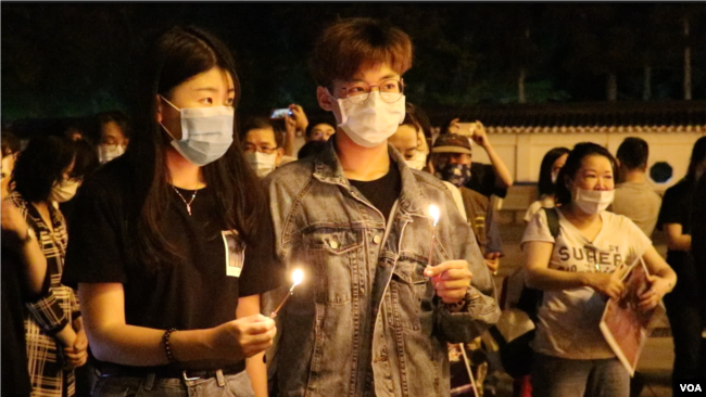 民众在台湾的自由广场点亮蜡烛，用行动悼六四、撑香港。（美国之音李玟仪拍摄） 