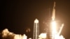 Lansiranje rakere Falkon 9 kompanije Spejseks sa kapsulom Kru Dragon iz Svemirskog centra Kenedi, u Kejp Kanaveralu, na Floridi, 15. novembar 2020. (Foto: Rojters/Joe Skipper)