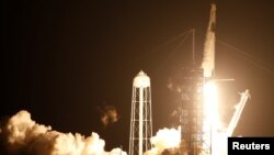 SpaceX的龙飞船搭载猎鹰9号火箭发射升空，4名宇航员将被送入国际空间站。（2020年11月15日）