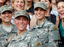 Letnan Satu Shaye Haver (tengah) dan Kapten Kristen Griest (kanan) berpose dengan alumni West Point perempuan lainnya setelah upacara kelulusan sekolah Army Ranger di Fort Benning, Ga. Haver dan Griest menjadi lulusan perempuan pertama dari ketelitian Angkatan Darat. (Foto: AP)