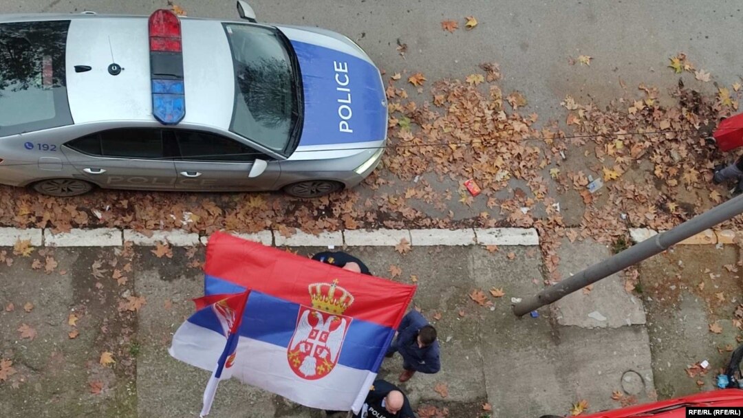 Kosovska policija ispred zgrade lokalne izborne komisije u Severnoj Mitrovici. Foto: RFE/RL