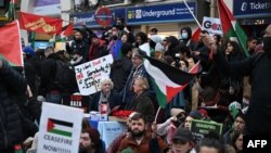 Ribuan demonstran di London melakukan unjuk rasa 'London Rally For Palestine' di pusat kota London untuk menyerukan gencatan senjata dalam konflik Israel-Hamas (4/11). 