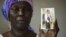 Martha Mark, la madre de una niña secuestrada, llora mientras enseña la foto de su hija en su casa de Chibok, Nigeria.