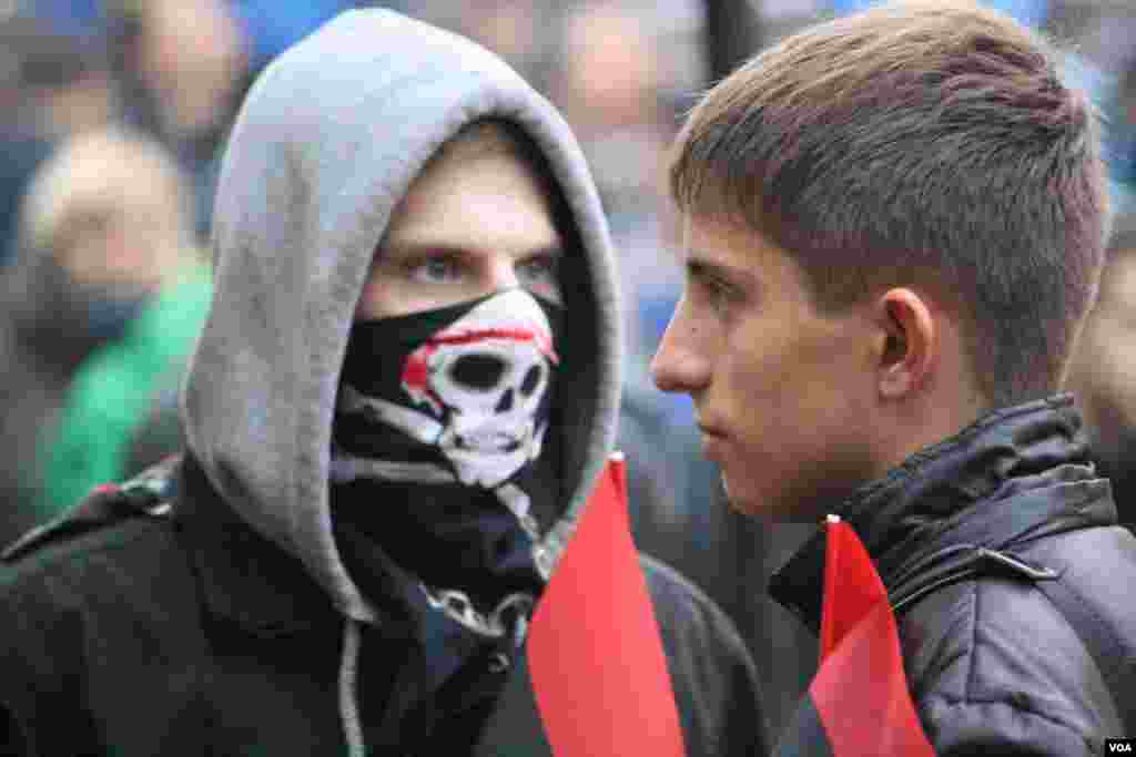 На митинге националистов было много украинской атрибутики, партийной символики ультраправых партий и молодежи