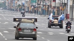 Transport au cimetière des cercueils de personnes mortes du coronavirus, Guayaquil, Équateur, 11 avril 2020. (AP Photo/Luis Perez)