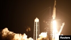 រ៉ុក្កែត Falcon 9 របស់​ក្រុមហ៊ុន SpaceX ដែល​ដឹក​អវកាសយានិក ៤ នាក់​ត្រូវ​បាន​បញ្ជូន​ចេញ​ពី​មជ្ឈមណ្ឌល​អវកាស​នៅ​ក្រុង Cape Canaveral រដ្ឋ Florida សហរដ្ឋអាមេរិក ថ្ងៃទី១៥ ខែវិច្ឆិកា ឆ្នាំ២០២០។ 