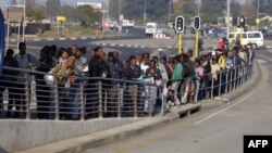 FILE - Abantu abamelele imota yokubathwala kwele South Africa.