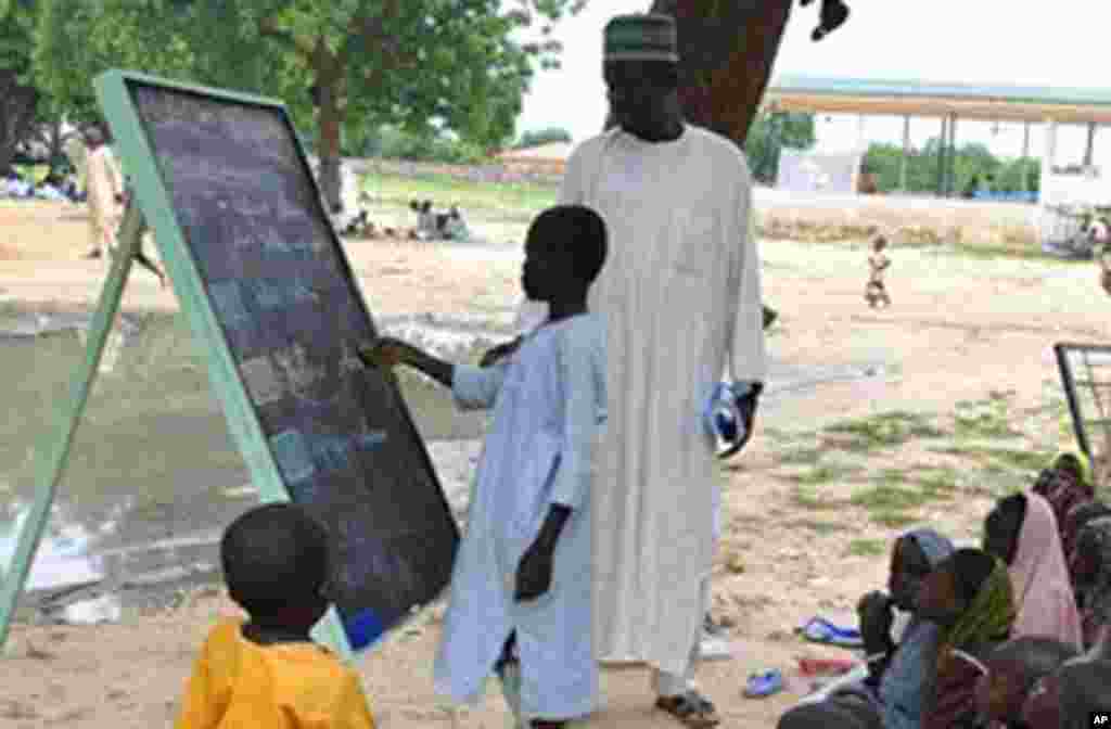 Jama'an da suka kauracewa gidajensu biyo bayan harin 'yan Boko Haram, sun samu mafaka a wata Makaranta, a Maiduguri, 9 ga Satumba 2014.