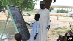 Jama'an da suka kauracewa gidajensu biyo bayan harin 'yan Boko Haram, sun samu mafaka a wata Makaranta, a Maiduguri, 9 ga Satumba 2014.