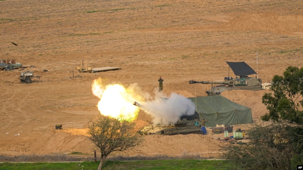 Израильские артиллеристы стреляют из южного Израиля по сектору Газа. 27 декабря 2023 года.