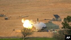 ภาพหน่วยปืนใหญ่อิสราเอลขณะยิงเข้าใส่ฉนวนกาซ่า เมื่อวันที่ 27 ธ.ค. 2566 (AP)