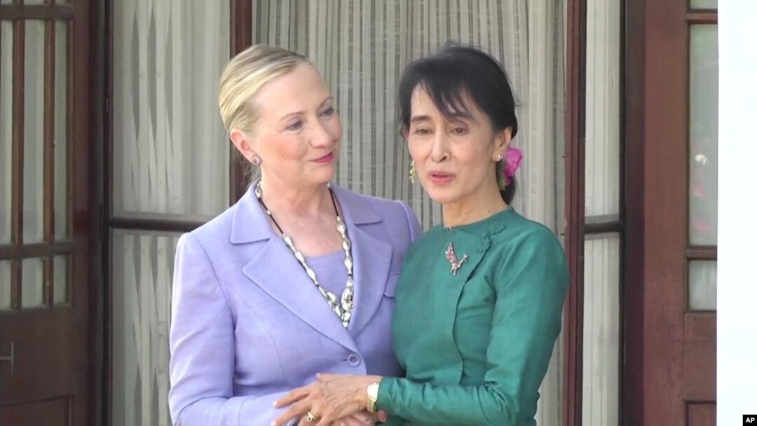 Menlu AS Hillary Clinton bertemu pemimpin demokrasi Burma, Aung San Suu Kyi saat berkunjung ke Burma (foto: dok).